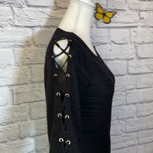 Ricki’s 3/4 Lace Up Sleeve Sweater Size Extra Small - Picture 3 of 4